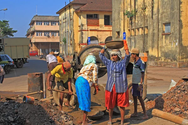 Vasco Gama Goa Hindistan Çimento Dolu Metal Kase Taşıyan Hintli — Stok fotoğraf
