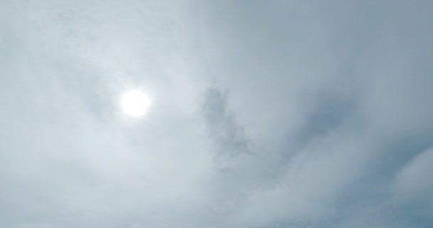 覆盖太阳的小雨云的时间流逝 — 图库视频影像