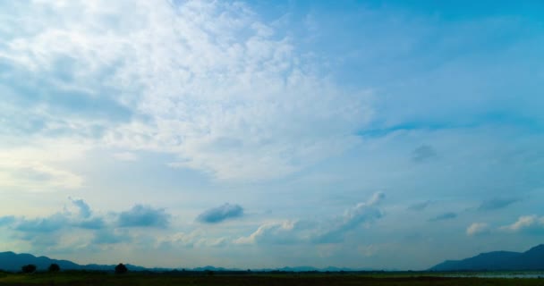 Zeitraffer Der Landschaft Bei Sonnenuntergang Mit Leichter Bewölkung — Stockvideo