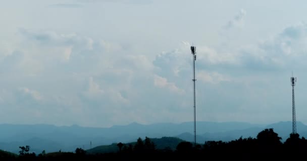 Tid Förflutit Berg Med Kommunikation Antenner Över Kullen — Stockvideo