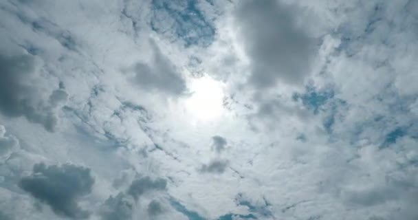 太陽の時間の経過が少し平坦で暗い雲が出てきます — ストック動画