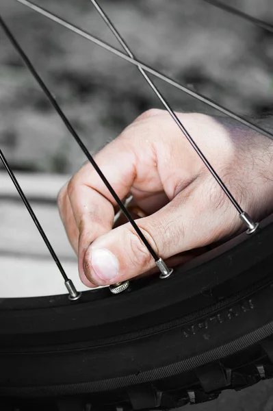 La vista vertical y lateral del hombre bombeo de neumáticos de bicicleta al aire libre, primer plano de las manos — Foto de Stock