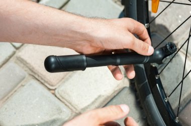 Bisiklet lastik açık havada, elinde yakın çekim Pompa adamın Üstten Görünüm