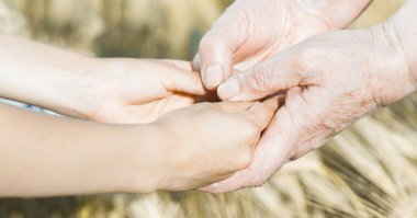 Çocuk el Panoraması holdings eski insan eli vardır. Üretimi ve annelik kavramı