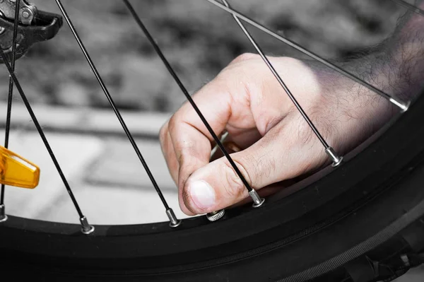 Vista lateral del hombre bombeo de neumáticos de bicicleta al aire libre, primer plano de las manos — Foto de Stock