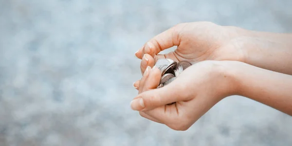 Χούφτα νομίσματα στα γυναικεία χέρια παλάμη. Έννοια της αποταμίευσης και παθητική εισοδήματος — Φωτογραφία Αρχείου
