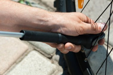 Adam Bisiklet lastik açık havada, elinde yakın çekim Pompa yan görünüm