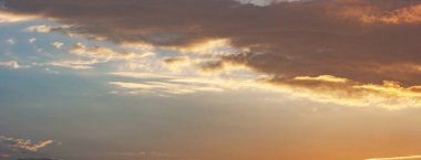 Bulanık huzurlu güzel gökyüzü bulutlar günbatımı, arka plan sırasında Panoraması. Kopya alanı