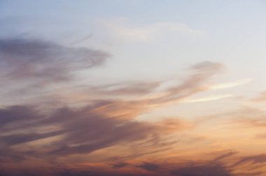 Gökyüzü arka plan veya doku bulutlar ile günbatımı anda. Kopya alanı