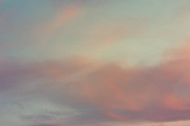 Gökyüzü arka plan veya doku bulutlar ile günbatımı anda. Uzay kopyalayın. Instagram