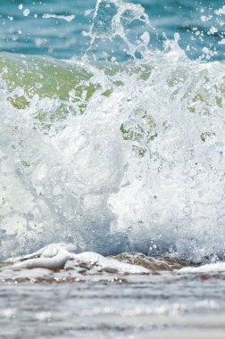 Deniz okyanus kıyısı dikey, yan görünüm. Kavram rahatla ve seyahat.