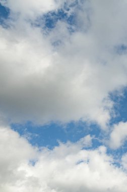 Hafif mavi gökyüzü beyaz bulutlar arka plan veya doku ile dikey görünüm. Kopya alanı