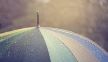 Yakın çekim şemsiye yağmurlu sonbahar günü, gökkuşağı renkleri Panoraması bulanıklık odak