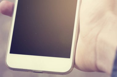 İnsan eli akıllı telefon kullanıyor. Kış zamanı. Kavram bekleyen veya toplantı. Açık. Instagram bej etkisi.