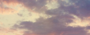 Gökyüzü arka plan veya doku bulutlar ile günbatımı anda Panoraması. Uzay kopyalayın. Instagram