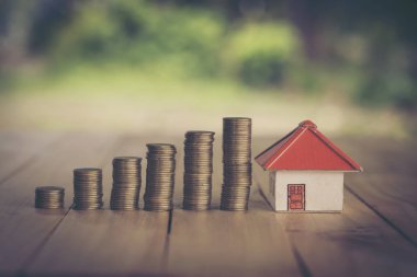 Para biriktirme konsepti, grafik, bozuk para yığınları, çizelge ve kalem, kopyalama alanı. Seçici odak, klasik renk