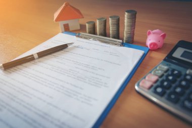 Kira / kira sözleşmesi belge ile anahtar taşı ve kalem. Vurgulanmış metin