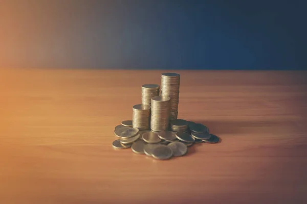 Stapel von Münzen oder Münzhaufen auf Papierdiagramm im Büro, Unternehmensfinanzierung und Sparkonzept. — Stockfoto