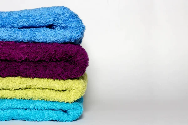 Toallas Para Baño Diferentes Colores Encuentran Una Pila Sobre Fondo — Foto de Stock