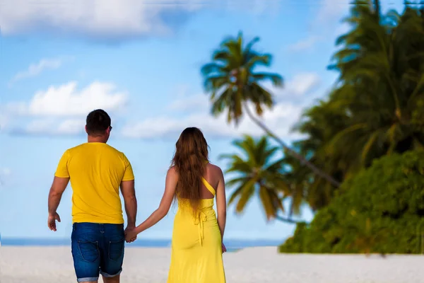 马尔代夫, 一对夫妇沿着海滩漫步 — 图库照片