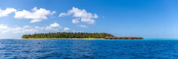 Maldivas, uma ilha tropical, vista do oceano — Fotografia de Stock
