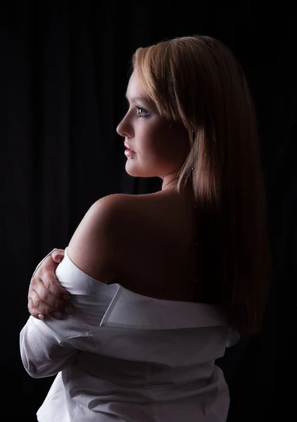 Mujer rubia joven en camisa blanca mirando a la distancia —  Fotos de Stock