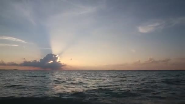 Včasný západ slunce nad oceánem — Stock video
