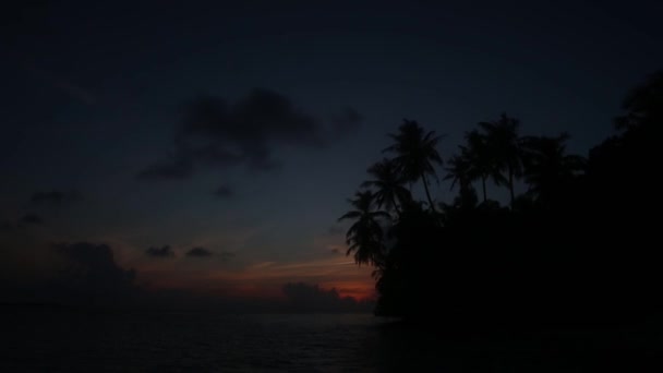 Zeitraffer Sonnenaufgang, eine Insel mit Strand — Stockvideo