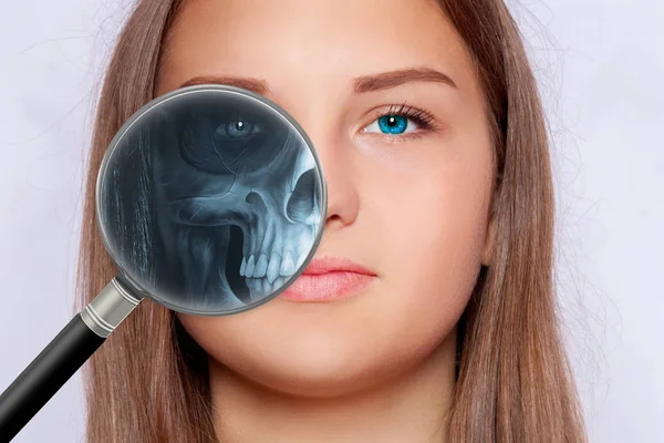 Radiografía de la cara de una mujer con lupa — Foto de Stock