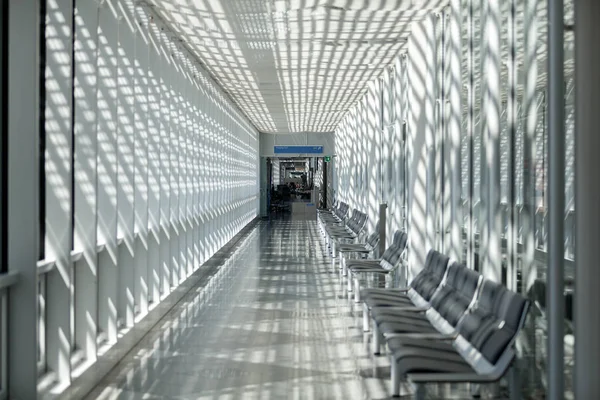 Аэропорт, зал ожидания, зона для путешественников — стоковое фото