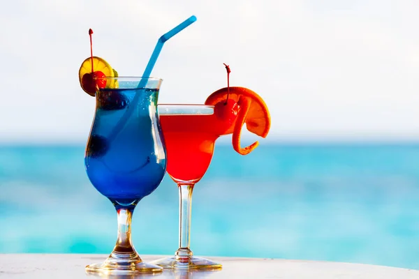 Cocktails colorés en face de la mer — Photo