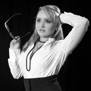 Genç sarışın iş kadını elinde gözlüklü