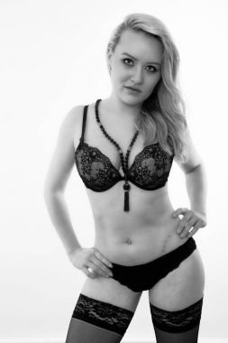 Sarışın genç kadın çorap ile siyah iç çamaşırı