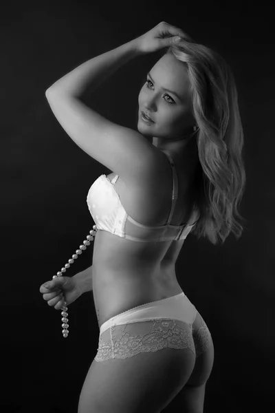 Jonge vrouw in witte lingerie — Stockfoto