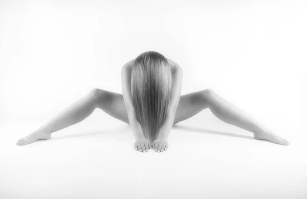 uzun bacakları ve sarı saçlı genç kadınla poz verdi