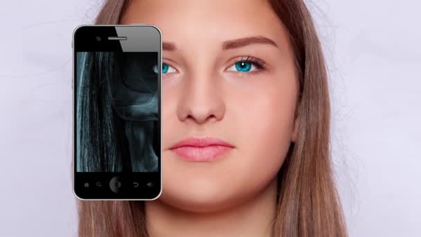 用智能手机筛选脸部 — 图库视频影像