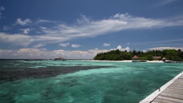 Vista desde la playa a la isla — Vídeos de Stock