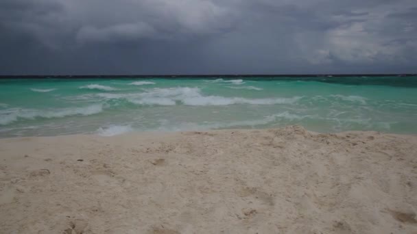 Correnti oceaniche da entrambi i lati della spiaggia — Video Stock