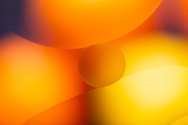 Gökkuşağı aydınlatma efektiyle yakın plan su ve yağ soyutlaması