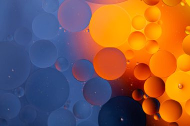 Gökkuşağı aydınlatma efektiyle yakın plan su ve yağ soyutlaması