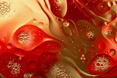 Gökkuşağı aydınlatma efektiyle yakın plan su ve yağ soyutlaması