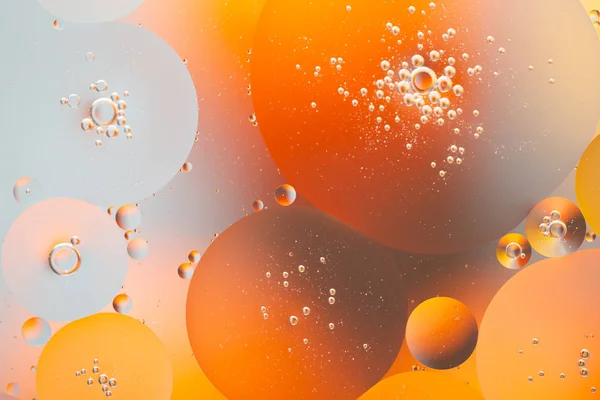 Close-up água e óleo abstrato em um efeito de iluminação arco-íris — Fotografia de Stock