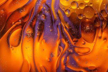 su ve yağ arka planında bir sürü parlak renk var