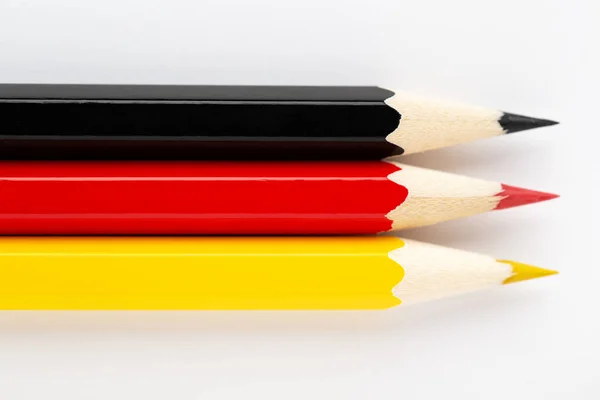 白い背景にカラフルな木製の鉛筆で作られた国旗 — ストック写真