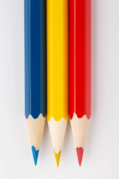 Державні прапори з кольорових дерев "яних олівців в Румунії. — стокове фото