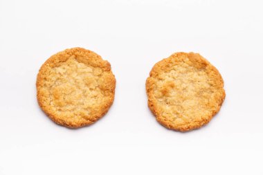 Beyaz arka planda yulaflı kurabiyeler, yiyecek.