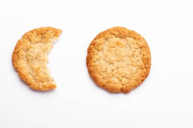 Beyaz arka planda yulaflı kurabiyeler, yiyecek.