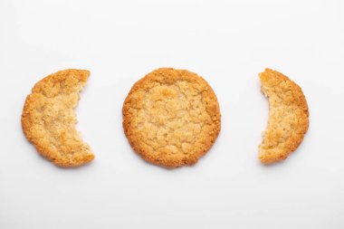 Beyaz arka planda yulaflı kurabiyeler, yiyecek.