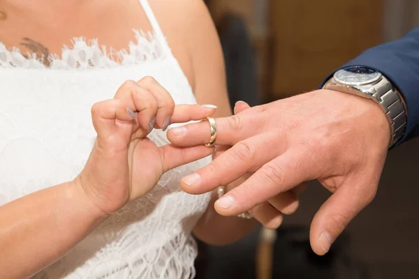 Um casal de noivas troca os anéis de casamento uns com os outros — Fotografia de Stock