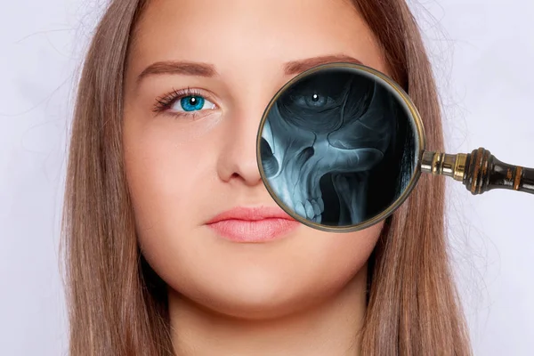 Radiografía Con Una Lupa Cara Parte Humano Ojo Humano — Foto de Stock